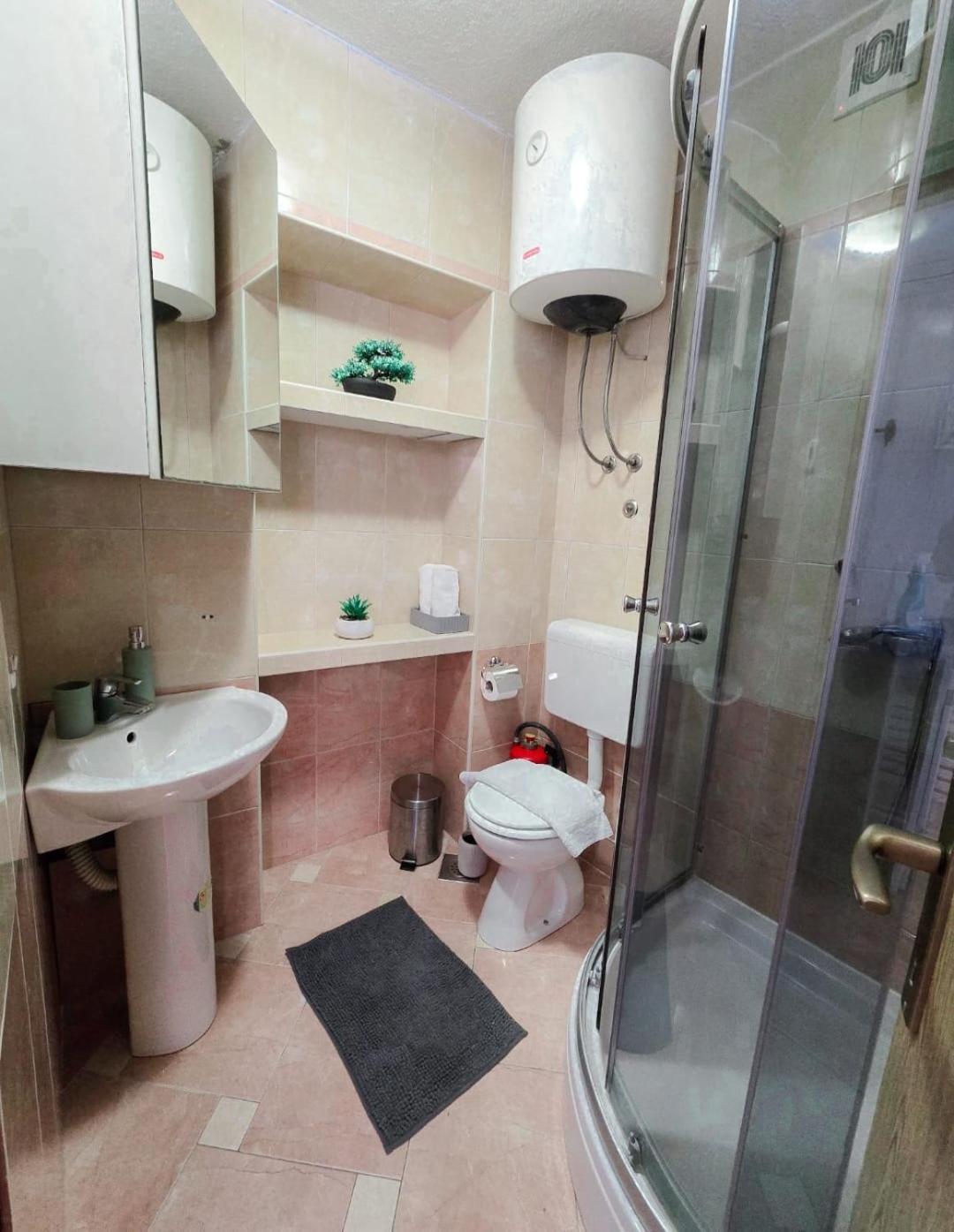 Private Bedroom With Bathroom Baška Voda Exterior foto