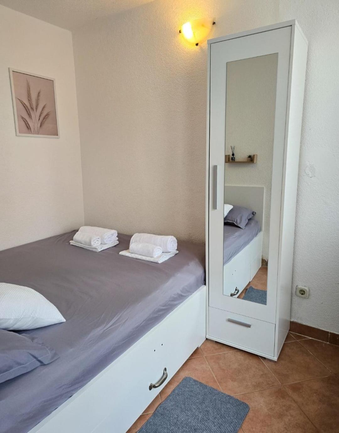 Private Bedroom With Bathroom Baška Voda Exterior foto